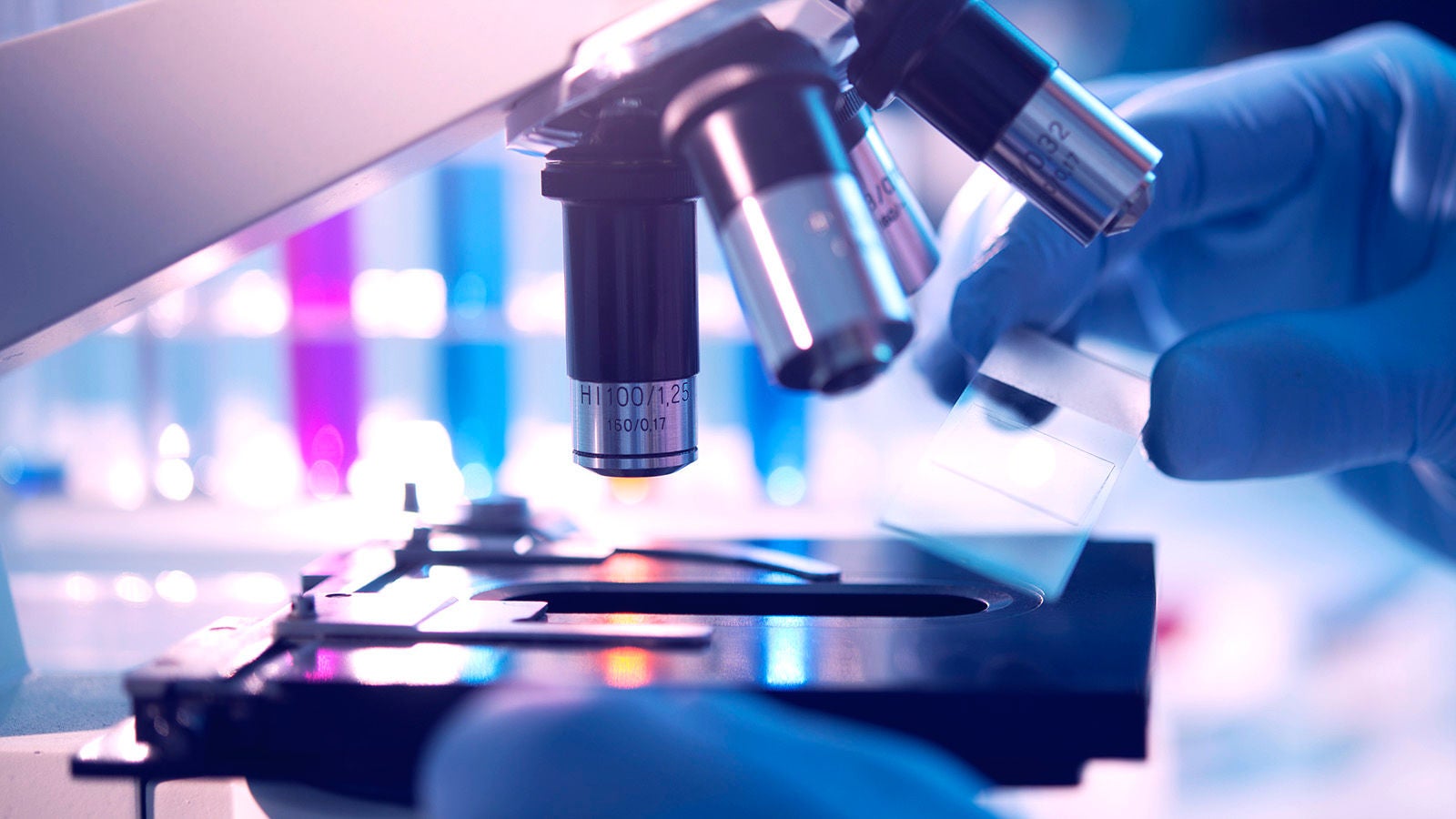 試料を検査する顕微鏡