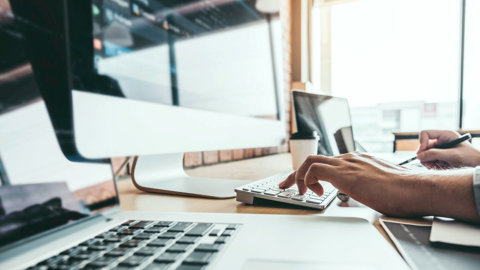 damAnaplan_closeupdesktop_bluePurple