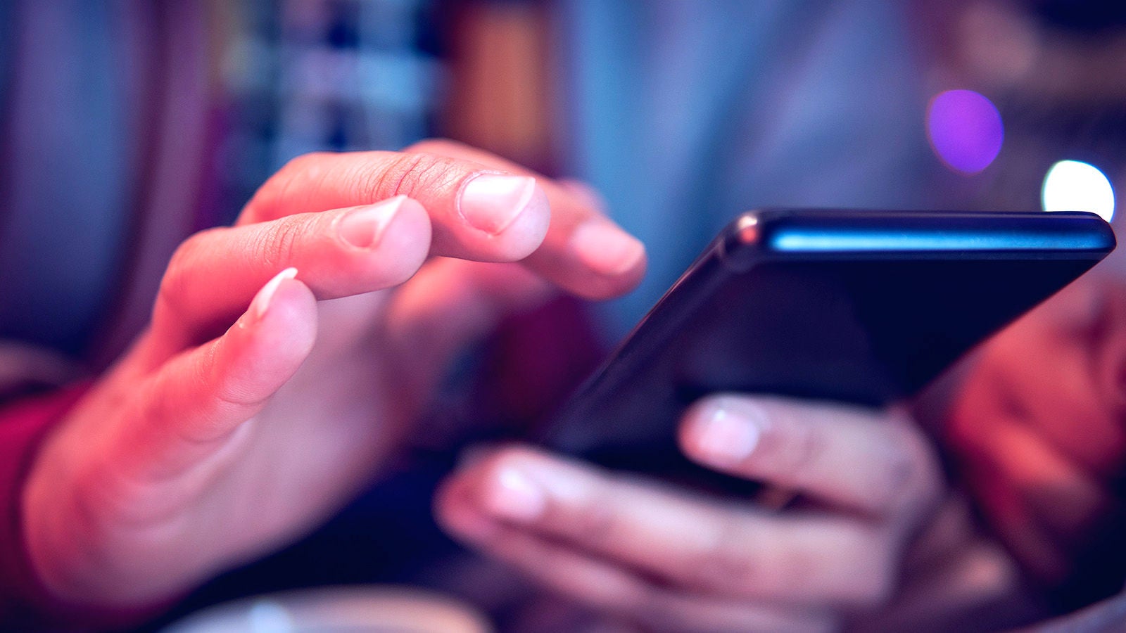 スマートフォンを持つ手