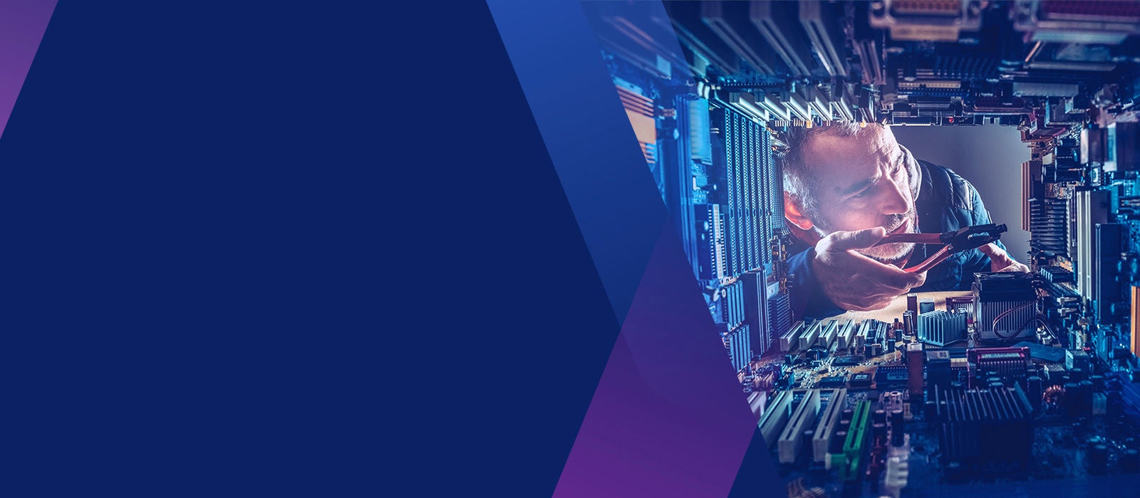 Un homme travaillant sur l’intérieur d’un ordinateur en tenant des pilotes