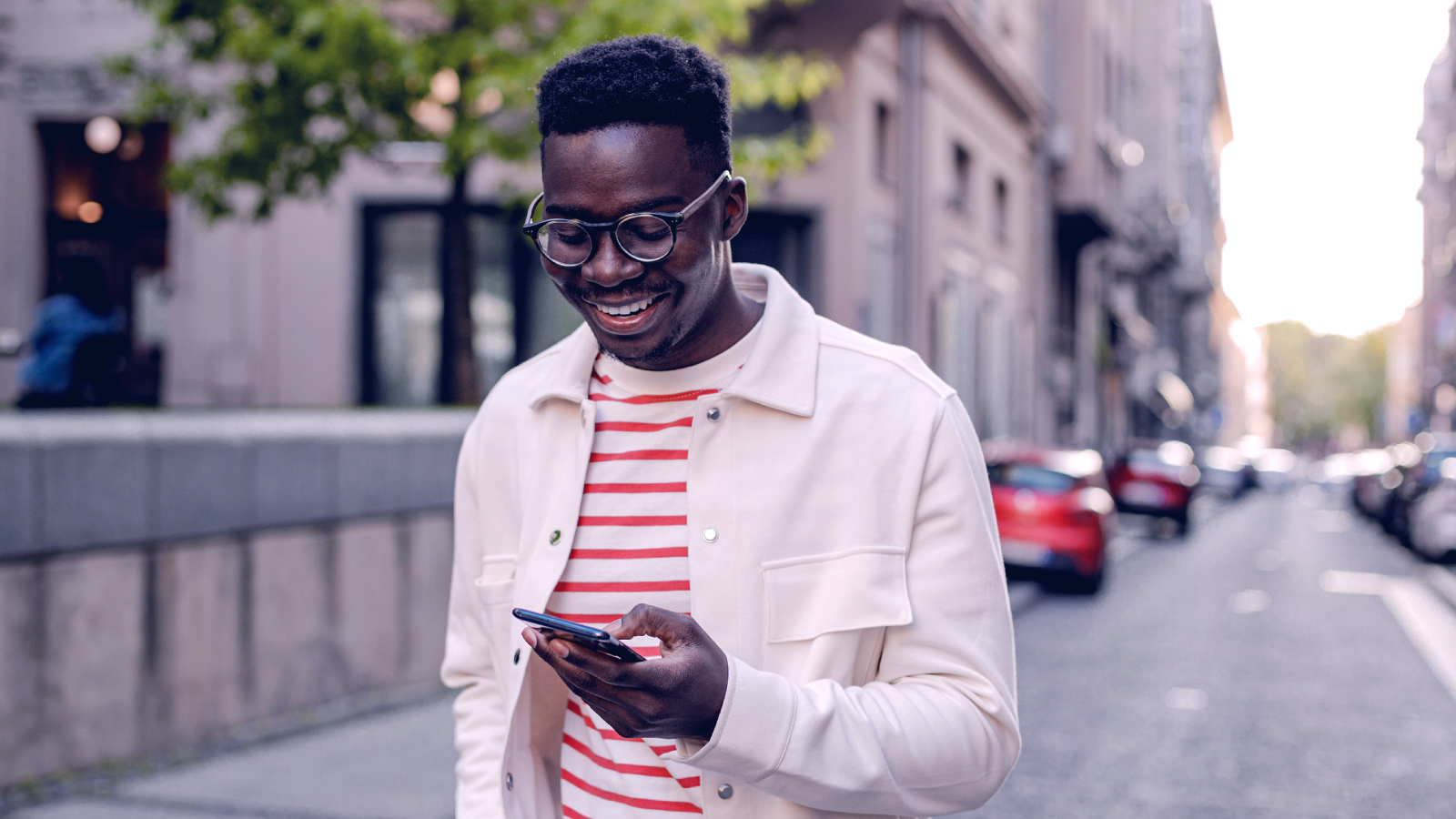 Hommes consultant leur téléphone en marchant