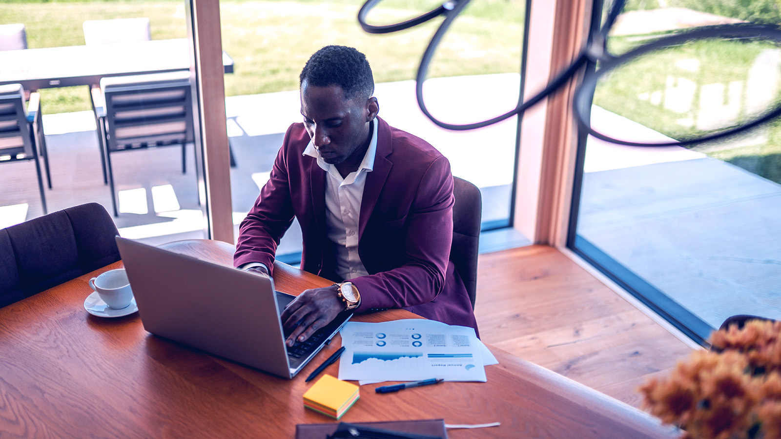 Un homme travaillant sur un ordinateur portable. 